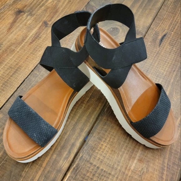 franco sarto lorelia snake embossed sandal